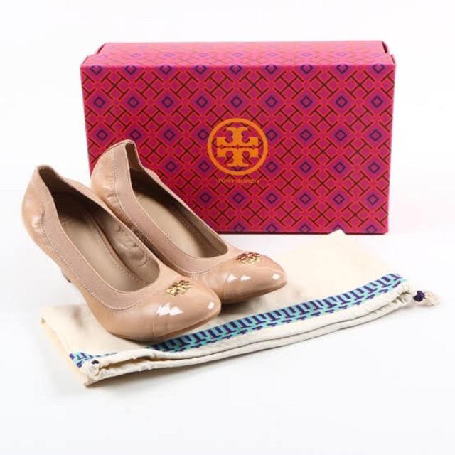 Tory Burch(トリーバーチ)の【新品同様】 トリーバーチ ウェッジソール パンプス ベージュ 24 24.5  レディースの靴/シューズ(ハイヒール/パンプス)の商品写真