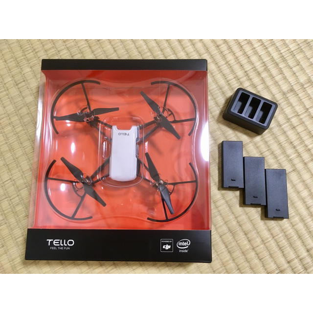 TELLOドローン＋バッテリー×2＋充電ハブ エンタメ/ホビーのおもちゃ/ぬいぐるみ(ホビーラジコン)の商品写真