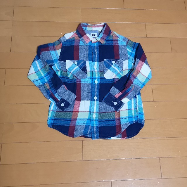 UNIQLO(ユニクロ)のシャツ　120 キッズ/ベビー/マタニティのキッズ服男の子用(90cm~)(Tシャツ/カットソー)の商品写真