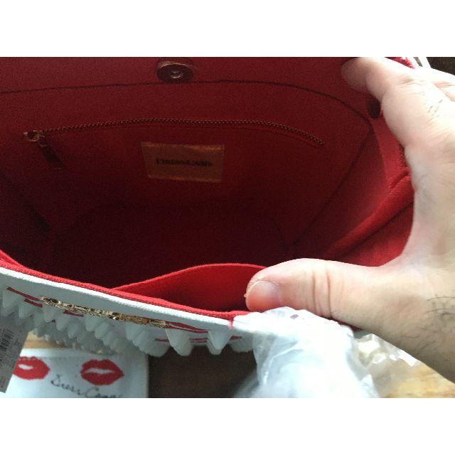 DRESSCAMP(ドレスキャンプ)のDRESSCAMP  TRIANGULAR リップ柄スタッズ2WAY　白赤 レディースのバッグ(トートバッグ)の商品写真