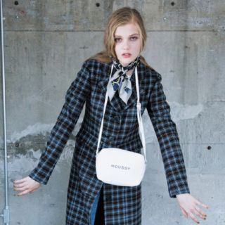 マウジー(moussy)の新品スーベニアショルダーバッグ ホワイト※ブラック完売、コメントご遠慮ください。(ショルダーバッグ)