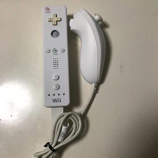 ウィー(Wii)のWiiリモコン+ヌンチャク(家庭用ゲーム機本体)