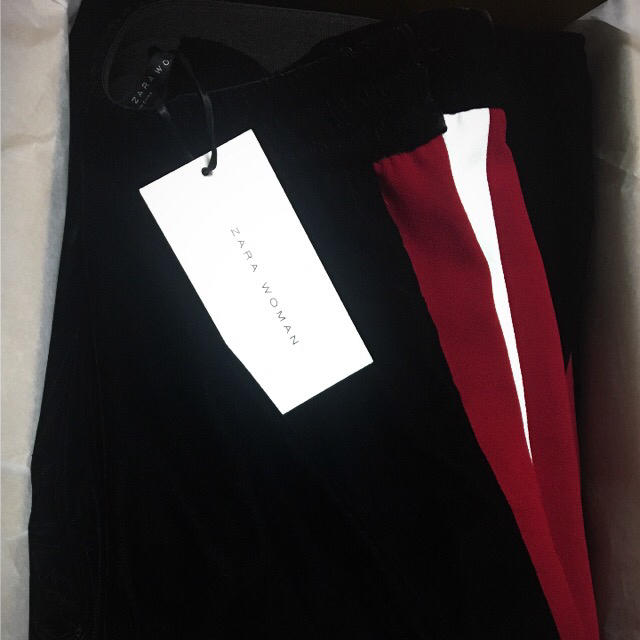 ZARA(ザラ)のラス1 ザラ サイドライン パンツ ウエストゴム ギャザー 黒 赤 白 サンダル レディースのパンツ(カジュアルパンツ)の商品写真