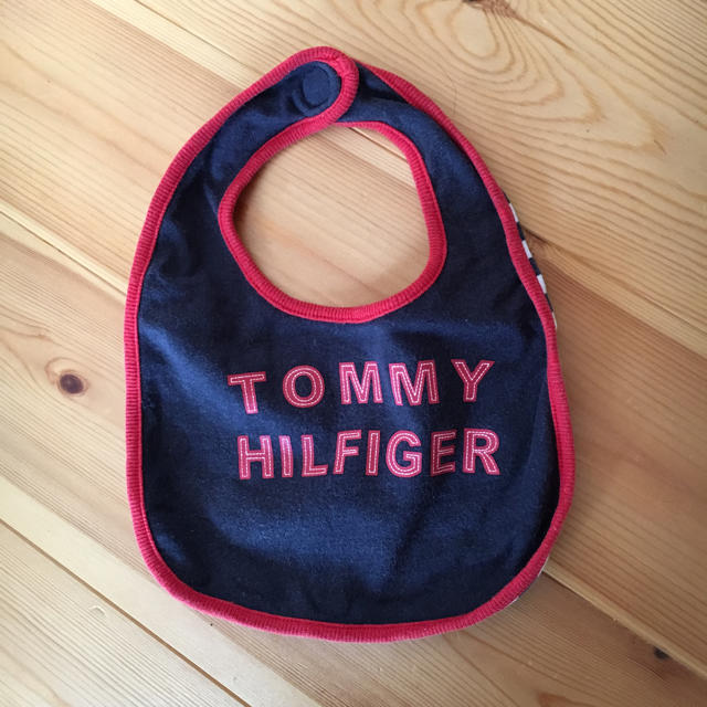 TOMMY HILFIGER(トミーヒルフィガー)のトミー スタイ キッズ/ベビー/マタニティのこども用ファッション小物(ベビースタイ/よだれかけ)の商品写真