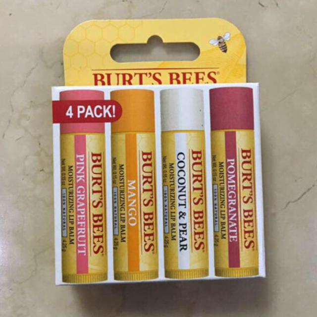 BURT'S BEES(バーツビーズ)の送料込 新品 バーツビーズ  リップ 4本 箱入り 保湿 コスメ/美容のスキンケア/基礎化粧品(リップケア/リップクリーム)の商品写真