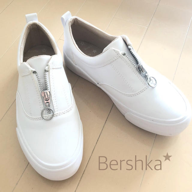 Bershka(ベルシュカ)のBershka ベルシュカ ホワイト スニーカー レディースの靴/シューズ(スニーカー)の商品写真