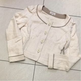 トラサルディ(Trussardi)のトラサルディ ノーカラージャケット クリーム色 38 Mサイズ相当 可愛いお品♡(ノーカラージャケット)