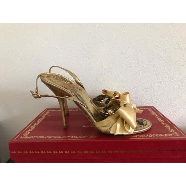 RENE CAOVILLA(レネカオヴィラ)のRENE CAOVILLA サンダル リボン ゴールド 35.5 レディースの靴/シューズ(サンダル)の商品写真