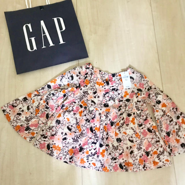 babyGAP(ベビーギャップ)の新品 baby gap花柄 トップス 100  プティマイン ハッカ キッズ/ベビー/マタニティのキッズ服女の子用(90cm~)(ワンピース)の商品写真