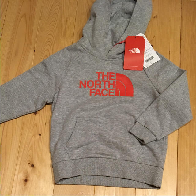 THE NORTH FACE(ザノースフェイス)の新品 THE NORTH FACE パーカー 120cm キッズ/ベビー/マタニティのキッズ服男の子用(90cm~)(Tシャツ/カットソー)の商品写真