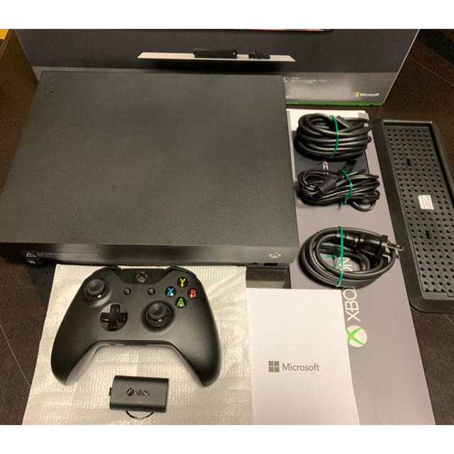 Xbox(エックスボックス)のかず29様専用！XBOX ONE X +FF15+halo エンタメ/ホビーのゲームソフト/ゲーム機本体(家庭用ゲーム機本体)の商品写真