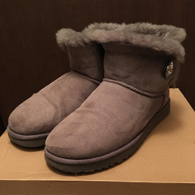 UGG(アグ)のmiffy様専用UGG ムートンブーツ グレー スワロフスキー レディースの靴/シューズ(ブーツ)の商品写真