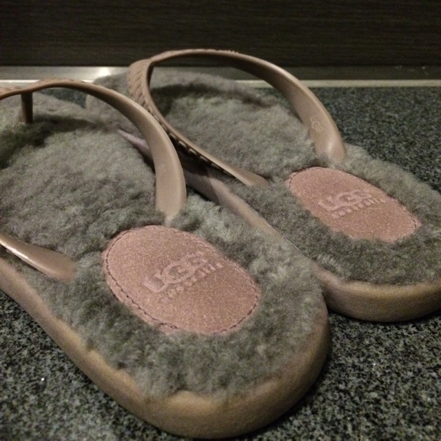 UGG(アグ)のＵＧＧ  フラッフィー ビーチサンダル レディースの靴/シューズ(ビーチサンダル)の商品写真
