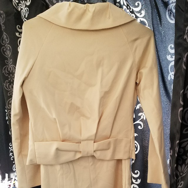 STRAWBERRY-FIELDS(ストロベリーフィールズ)のSTRAWBERRY-FIELDSコサージュ付スーツ レディースのフォーマル/ドレス(スーツ)の商品写真