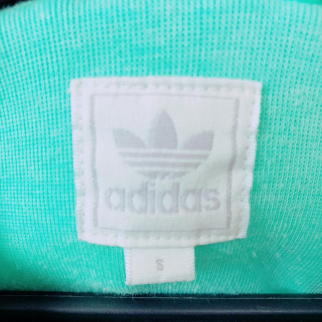 adidas(アディダス)のアディダスオリジナルス パーカー レディースのトップス(パーカー)の商品写真