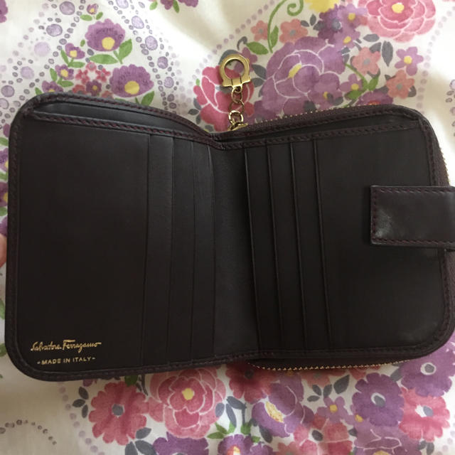 Salvatore Ferragamo(サルヴァトーレフェラガモ)のマロン様専用💜フェラガモ💜二つ折り財布 レディースのファッション小物(財布)の商品写真