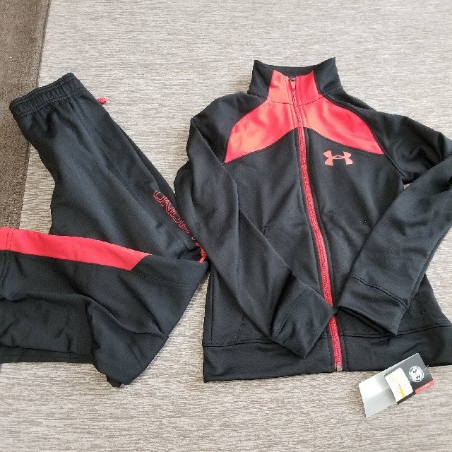 UNDER ARMOUR(アンダーアーマー)のアンダーアーマー★新品未使用★ジャージ上下セット★125~135★YSM スポーツ/アウトドアのサッカー/フットサル(ウェア)の商品写真