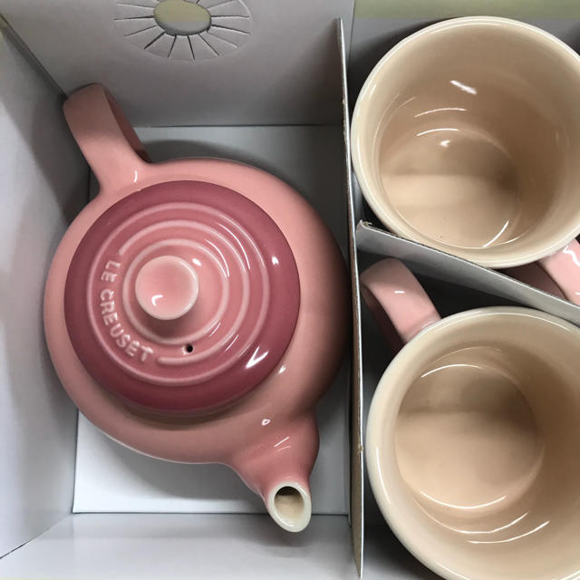 LE CREUSET(ルクルーゼ)の新品　ルクルーゼ   ティーポット＆マグ セット インテリア/住まい/日用品の日用品/生活雑貨/旅行(日用品/生活雑貨)の商品写真