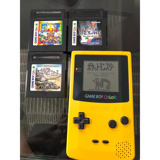 ゲームボーイ(ゲームボーイ)のGAMEBOY COLOR  yellow本体＆ソフト４本 エンタメ/ホビーのゲームソフト/ゲーム機本体(携帯用ゲーム機本体)の商品写真