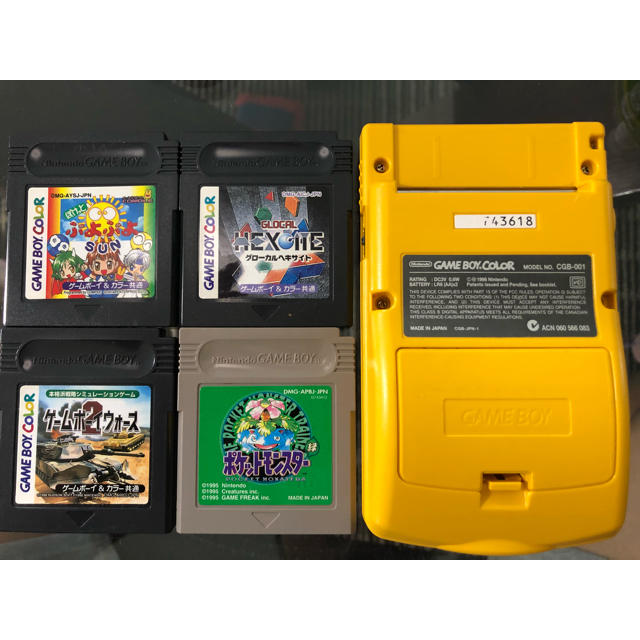 ゲームボーイ(ゲームボーイ)のGAMEBOY COLOR  yellow本体＆ソフト４本 エンタメ/ホビーのゲームソフト/ゲーム機本体(携帯用ゲーム機本体)の商品写真