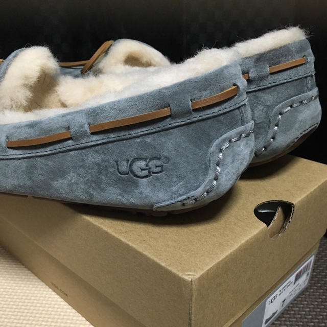 UGG(アグ)の【新品】UGG ダコタ モカシン（ピューター:約23.5〜24㎝） レディースの靴/シューズ(スリッポン/モカシン)の商品写真