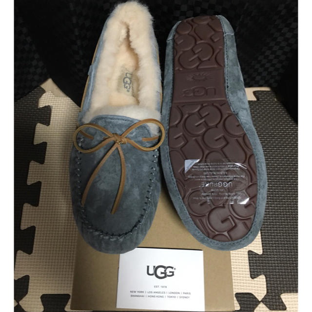 UGG(アグ)の【新品】UGG ダコタ モカシン（ピューター:約23.5〜24㎝） レディースの靴/シューズ(スリッポン/モカシン)の商品写真