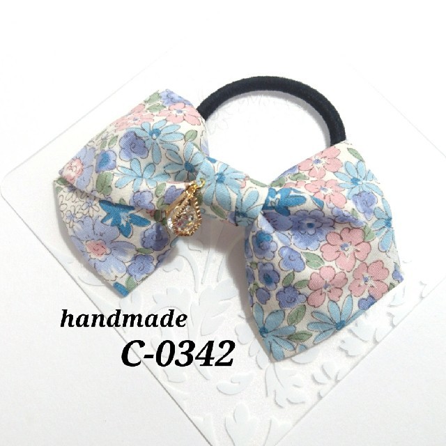 ジルコニア入りドロップ型チャーム付き 花柄 リボン ヘアゴム ハンドメイドのアクセサリー(ヘアアクセサリー)の商品写真