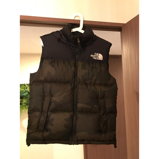 THE NORTH FACE(ザノースフェイス)のノースフェイス ダウン ベスト カモフラ柄 メンズのジャケット/アウター(ダウンベスト)の商品写真