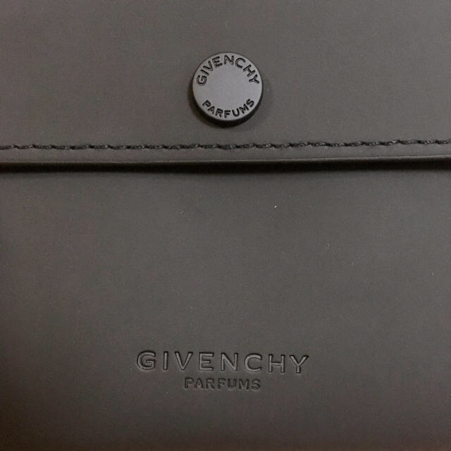 GIVENCHY(ジバンシィ)のポーチ レディースのファッション小物(ポーチ)の商品写真