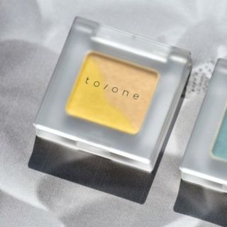 コスメキッチン(Cosme Kitchen)のto/one トーン ペタルアイシャドウ 03ゴールドイエロー(アイシャドウ)