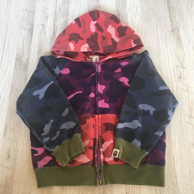 A BATHING APE(アベイシングエイプ)のエイプ BAPE カモフラ パーカー 120 ベイプキッズ キッズ/ベビー/マタニティのキッズ服男の子用(90cm~)(ジャケット/上着)の商品写真