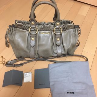 ミュウミュウ(miumiu)のmiumiu ハンドバッグ ショルダー 2way グレージュ♡ PRADA(ハンドバッグ)