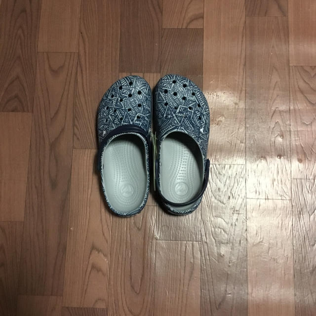 crocs(クロックス)のクロックス 26cm グレー ネイビー グラフィック ビーチサンダル メンズの靴/シューズ(サンダル)の商品写真