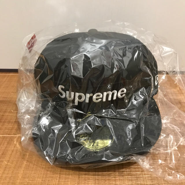 Supreme(シュプリーム)の【10/18限定】Supreme New Era PLAY BOY 7 3/8 メンズの帽子(キャップ)の商品写真