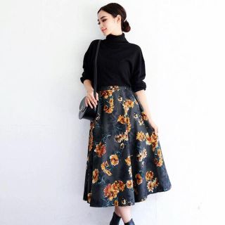 ザラ(ZARA)の週末お値下げ！DUNA 2018fw 新作花柄スカート(ひざ丈スカート)