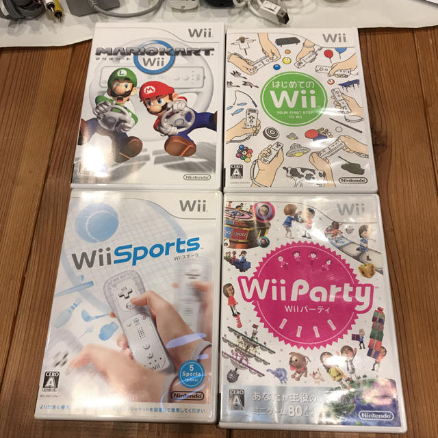 Wii(ウィー)のwii 本体とソフト4枚セット リモコン ヌンチャク ハンドル2個付き!! エンタメ/ホビーのゲームソフト/ゲーム機本体(家庭用ゲーム機本体)の商品写真