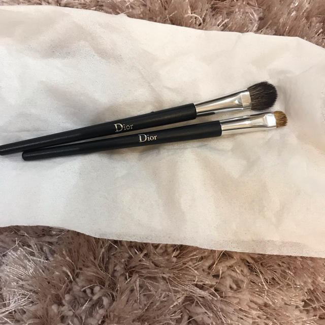 Dior(ディオール)のDior 化粧筆 2本セットカバー付き。人気商品 コスメ/美容のキット/セット(コフレ/メイクアップセット)の商品写真