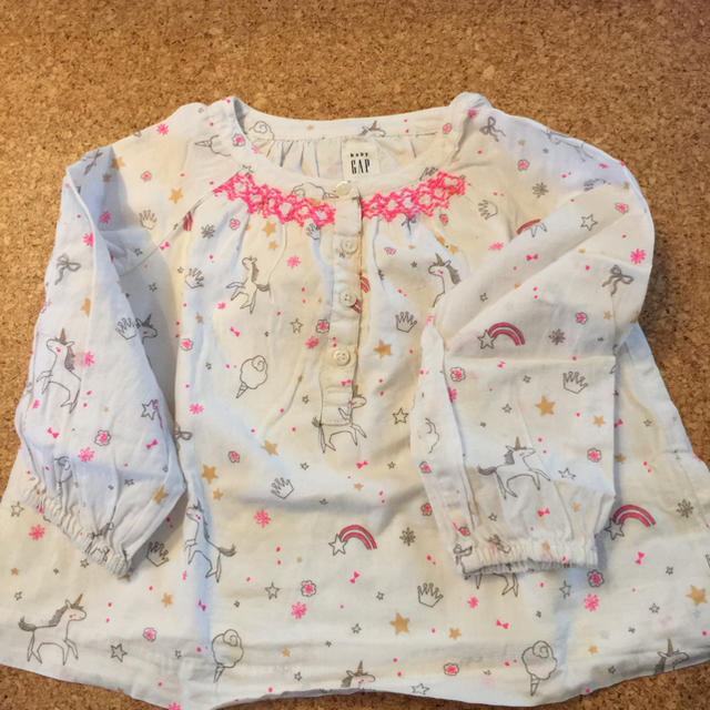 babyGAP(ベビーギャップ)のベビーギャップ ユニコーン 長袖シャツ 90CM 18-24M キッズ/ベビー/マタニティのキッズ服女の子用(90cm~)(Tシャツ/カットソー)の商品写真