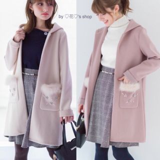 トッコ(tocco)の♡アイボリー♡羽織るだけで可愛い♡ビジューファーポケットのフードコーディガン♡(ロングコート)