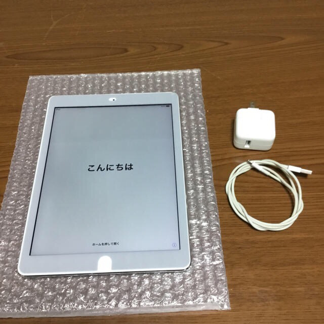 iPad(アイパッド)のiPad Air 9.7インチ 32GB WiFiモデル 送料込み シルバー スマホ/家電/カメラのPC/タブレット(タブレット)の商品写真