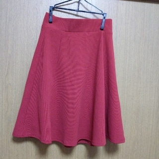 ジーユー(GU)の赤 フレアースカート(ひざ丈スカート)