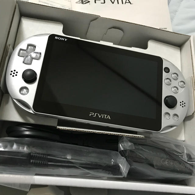 PlayStation Vita(プレイステーションヴィータ)のPSvita シルバー エンタメ/ホビーのゲームソフト/ゲーム機本体(携帯用ゲーム機本体)の商品写真