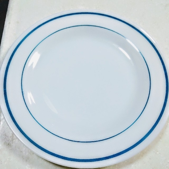 Pyrex(パイレックス)のオールドパイレックス　ブルーライン　超レア　大皿　23cm 未使用品　ラスト4点 インテリア/住まい/日用品のキッチン/食器(食器)の商品写真
