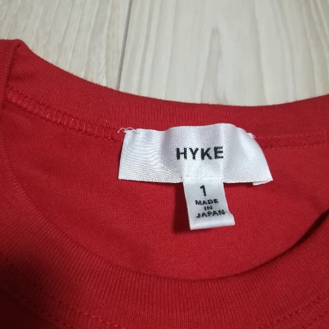 HYKE(ハイク)のHYKE ノースリーブカットソー　赤　ほぼ新品 レディースのトップス(カットソー(半袖/袖なし))の商品写真