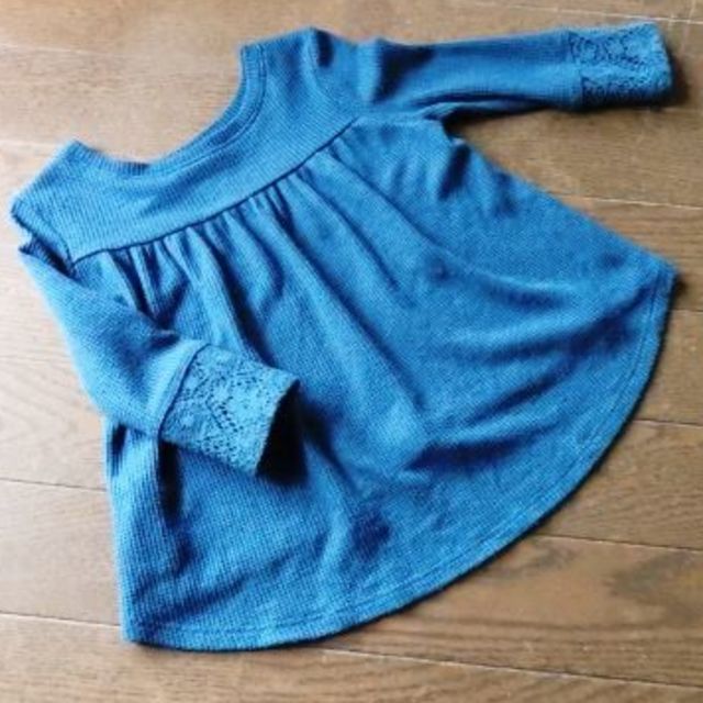 Old Navy(オールドネイビー)の袖口レースカットソー 12-18Mサイズ キッズ/ベビー/マタニティのベビー服(~85cm)(シャツ/カットソー)の商品写真