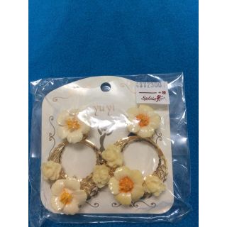 ★新品・未使用★フラメンコ イヤリング・ピアス  ゴールド枠 白のお花飾り(ダンス/バレエ)