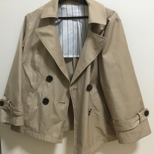 (ぷちぷらのあやさん着用)ショート丈トレンチコート レディースのジャケット/アウター(トレンチコート)の商品写真