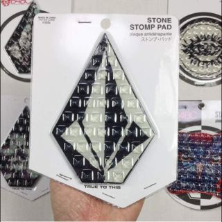 ボルコム(volcom)のSN20新品送込 白黒 ボルコムStoneStompスノーボード デッキパッド(アクセサリー)