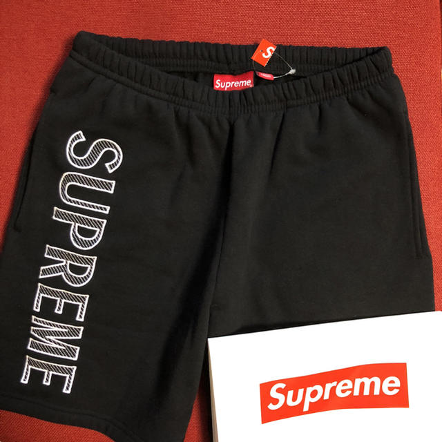 Supreme(シュプリーム)のLeg Embroidery Sweatshort メンズのパンツ(ショートパンツ)の商品写真