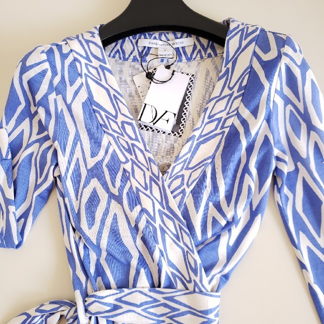 DIANE von FURSTENBERG(ダイアンフォンファステンバーグ)の[タグ付新品]ダイアンフォン”おしゃれ人気デザイン”ラップワンピース レディースのワンピース(ひざ丈ワンピース)の商品写真